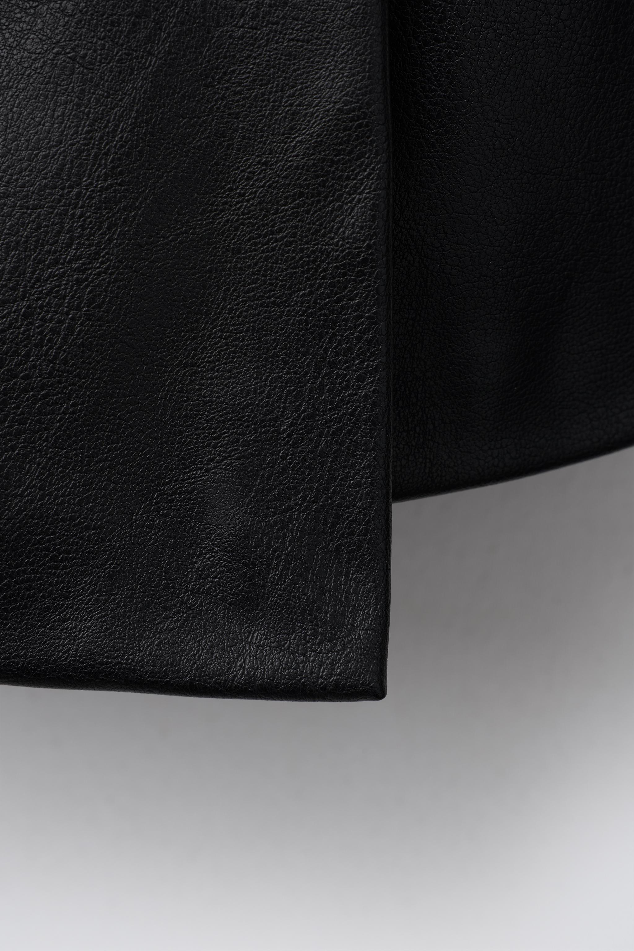 JUPE-SHORT AVEC NŒUD EN MATIÈRE SYNTHÉTIQUE